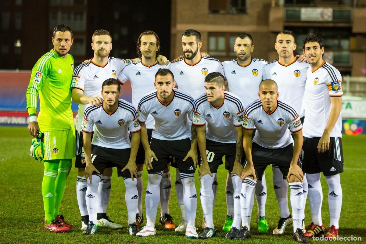 Coleccionismo deportivo: VALENCIA C.F. ALINEACI&Oacute;N PARTIDO DE LIGA 2014-2015 EN IPUR&Uacute;A VS EL EIBAR. FOTO