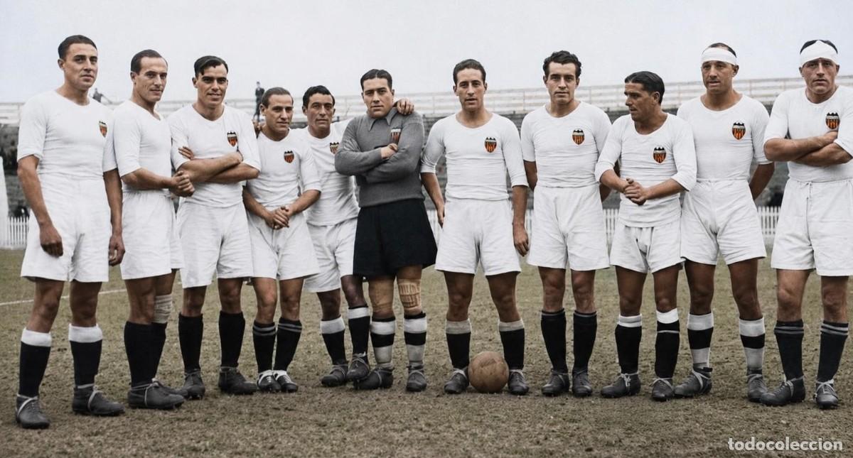 Coleccionismo deportivo: VALENCIA C.F. ALINEACI&Oacute;N PARTIDO AMISTOSO 1933 EN MESTALLA VS KARLIN PRAGA. FOTO