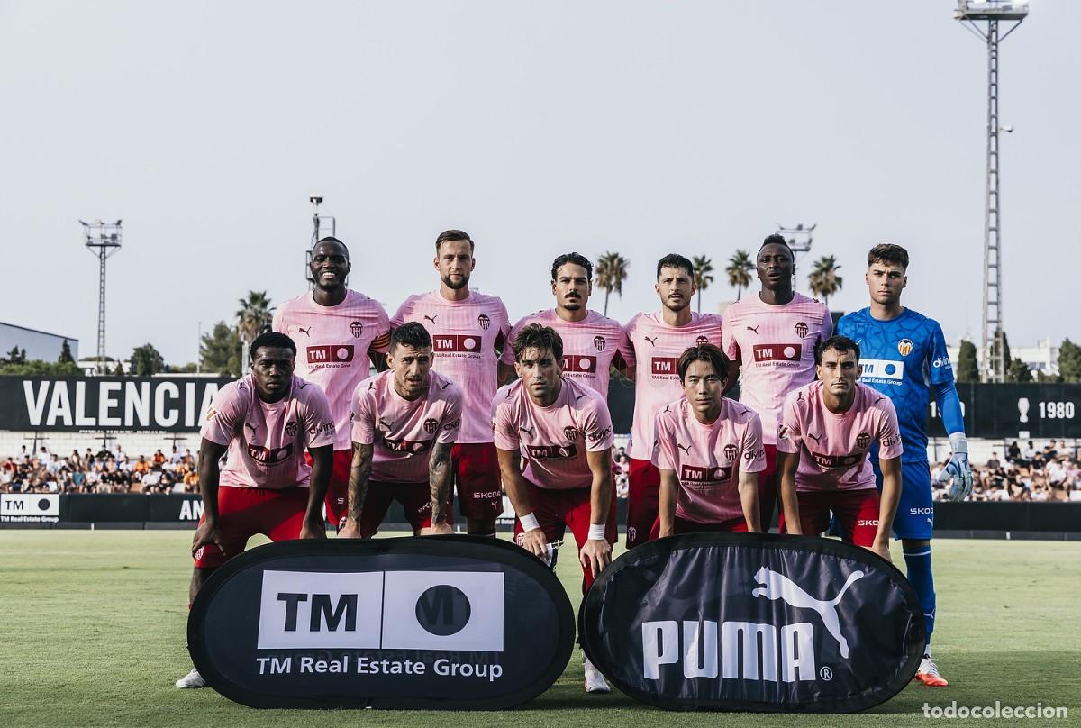 Coleccionismo deportivo: VALENCIA C.F. ALINEACI&Oacute;N PARTIDO AMISTOSO 2026 EN LA CIUDAD DEPORTIVA PATERNA VS EL ELDENSE. FOTO