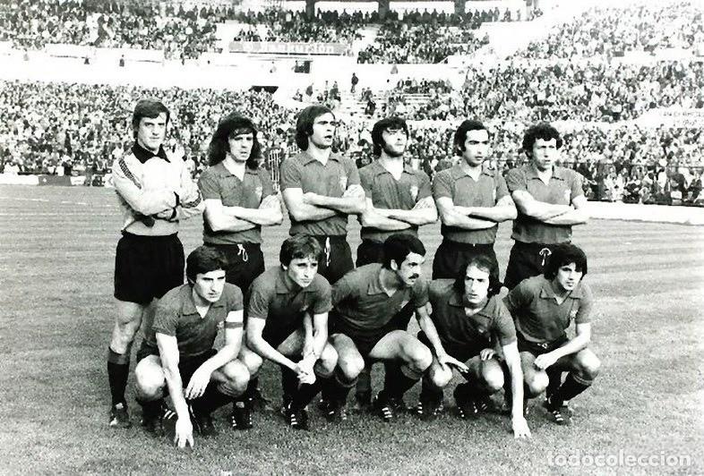 Coleccionismo deportivo: AT. OSASUNA. ALINEACI&Oacute;N PARTIDO DE LIGA 1977-1978 EN LA ROMAREDA VS EL ZARAGOZA. FOTO