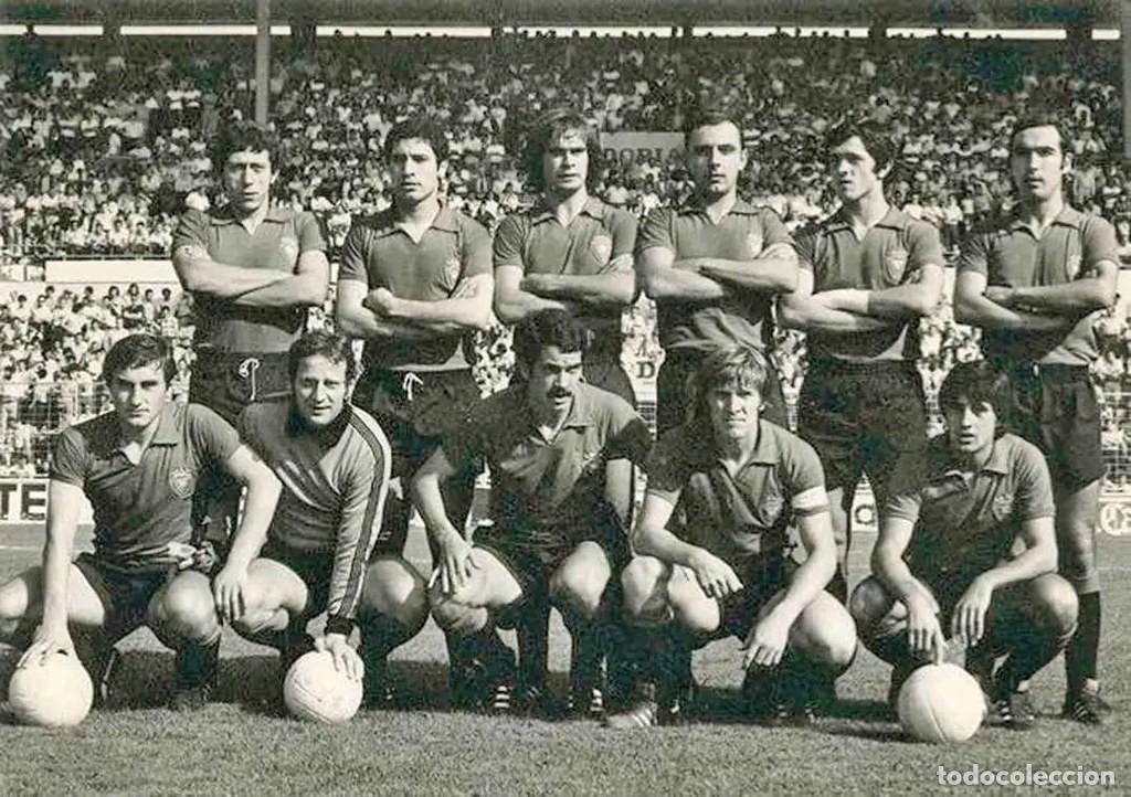 Coleccionismo deportivo: AT. OSASUNA. ALINEACI&Oacute;N PARTIDO DE LIGA 1977-1978 EN EL SADAR VS R. HUELVA. FOTO