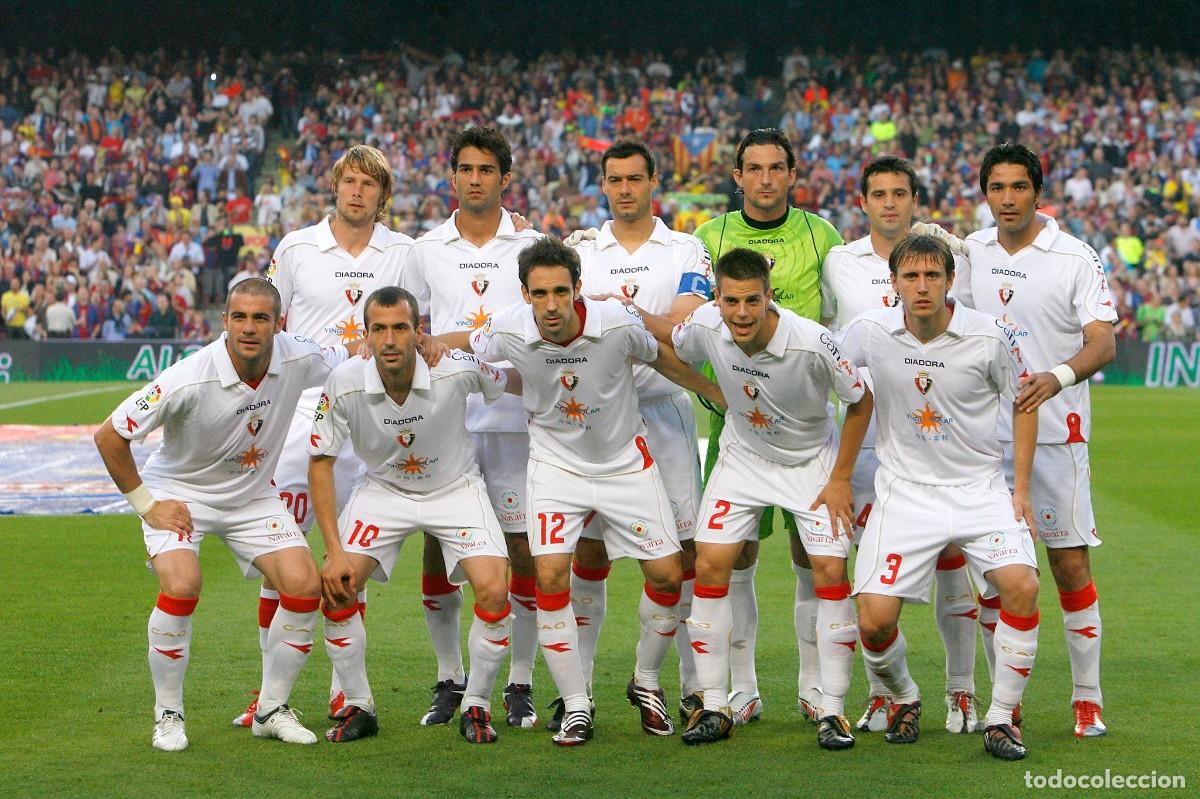 Coleccionismo deportivo: AT. OSASUNA. ALINEACI&Oacute;N PARTIDO DE LIGA 2008-2009 EN EL CAMP NOU VS EL BARCELONA. FOTO