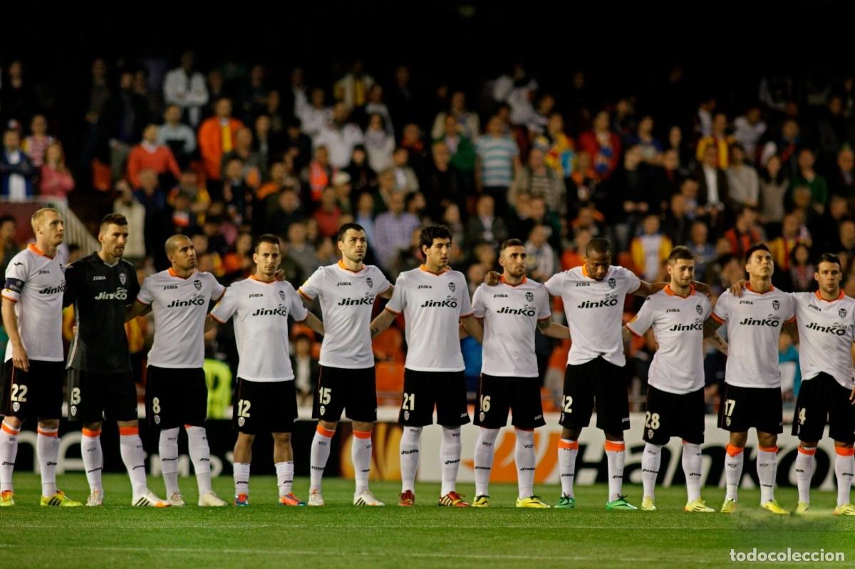 Coleccionismo deportivo: VALENCIA C.F. ALINEACI&Oacute;N PARTIDO EUROPA LEAGUE 2013-2014 EN MESTALLA VS EL BASEL. FOTO
