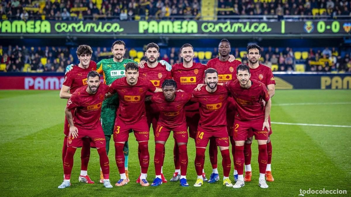 Coleccionismo deportivo: VALENCIA C.F. ALINEACI&Oacute;N PARTIDO DE LIGA 2025-2026 EN LA CER&Aacute;MICA VS VILLARREAL. FOTO