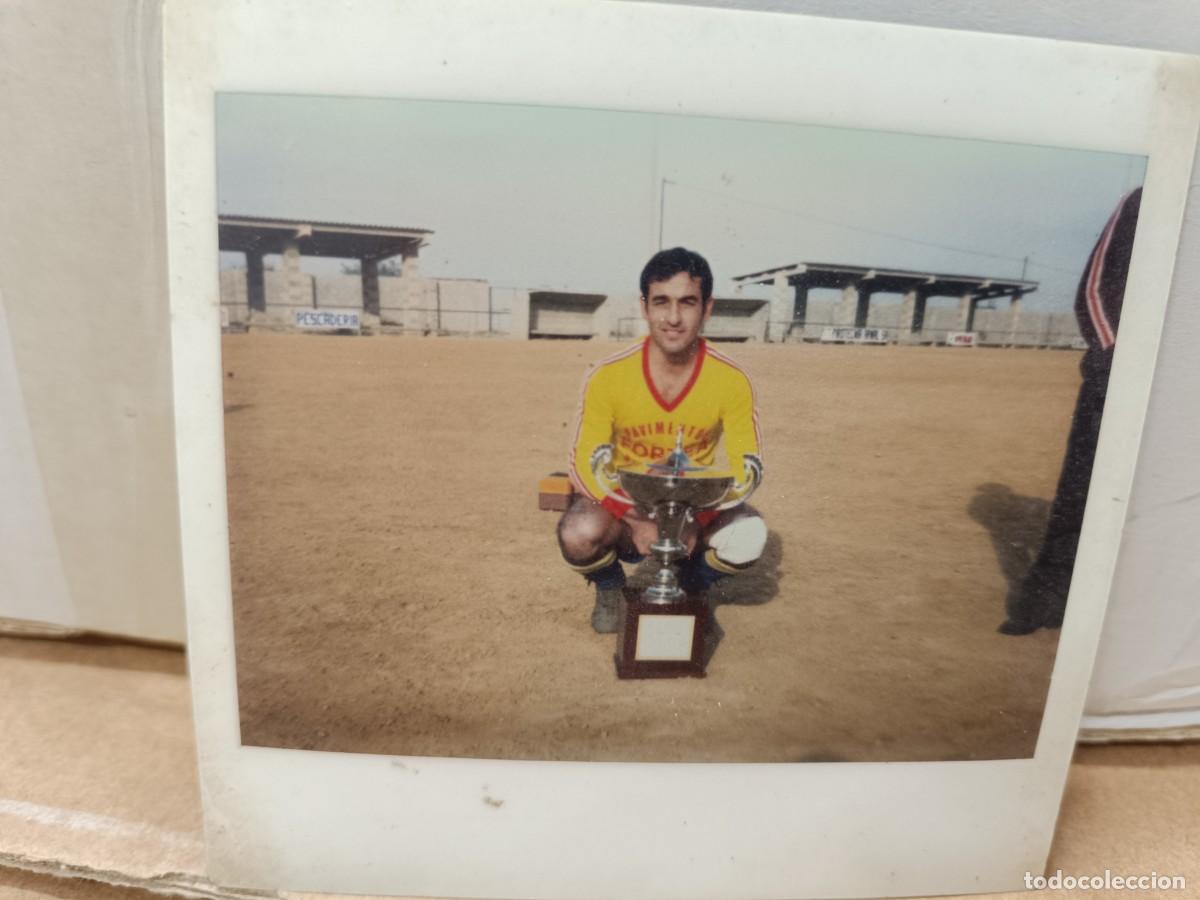 Coleccionismo deportivo: ANTIGUA FOTO, JUGADOR DE FUTBOL CON TROFEO, PAVIMENTOS FORTEA, ZONA VALENCIA -S1