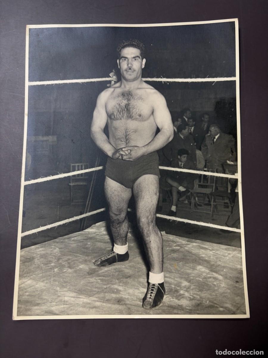 Coleccionismo deportivo: FOTOGRAF&Iacute;A ORIGINAL LUCHADOR DE LUCHA LIBRE DUILIO LOI. FOTO MARIL PALENCIA. 1954
