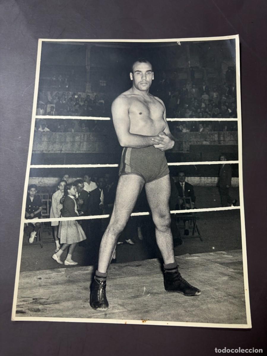 Coleccionismo deportivo: FOTOGRAF&Iacute;A ORIGINAL LUCHADOR DE LUCHA LIBRE PRIMO CARNERA. FOTO MARIO PALENCIA. 1954