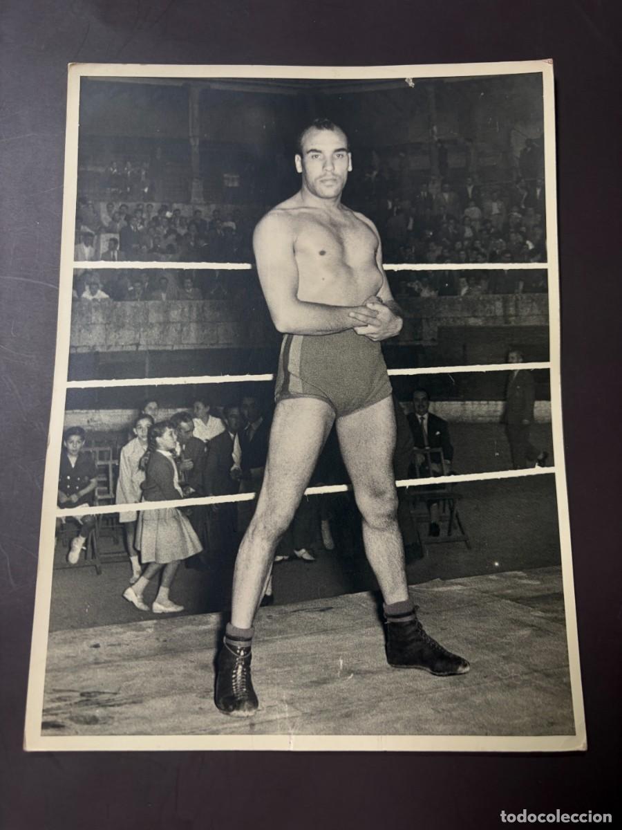 Coleccionismo deportivo: FOTOGRAF&Iacute;A ORIGINAL LUCHADOR DE LUCHA LIBRE PRIMO CARNERA. FOTO MARIO PALENCIA. 1954