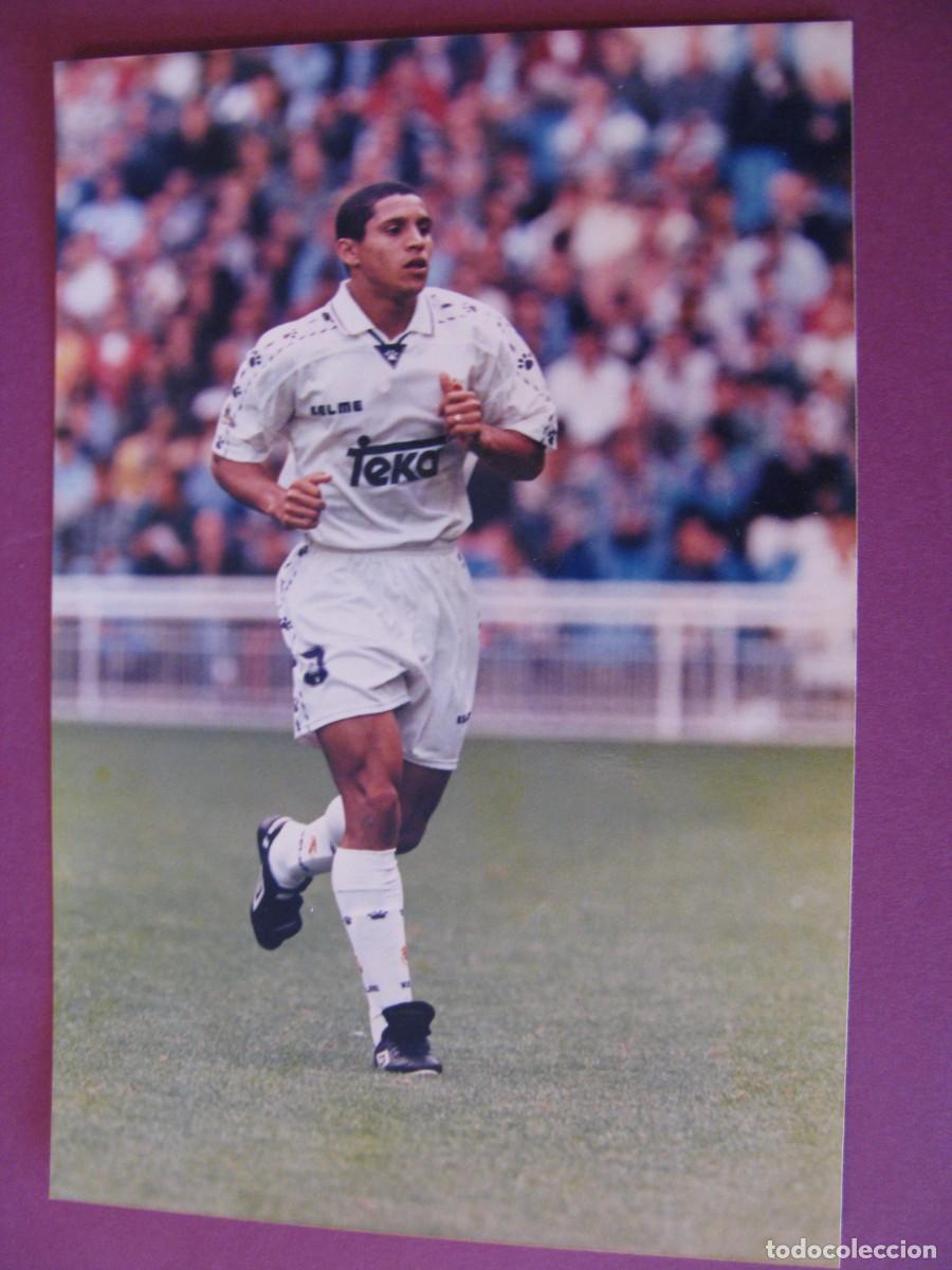 Coleccionismo deportivo: FOTO DE REAL MADRID. ROBERTO CARLOS. LIGA 1996-97. 15X10 CM