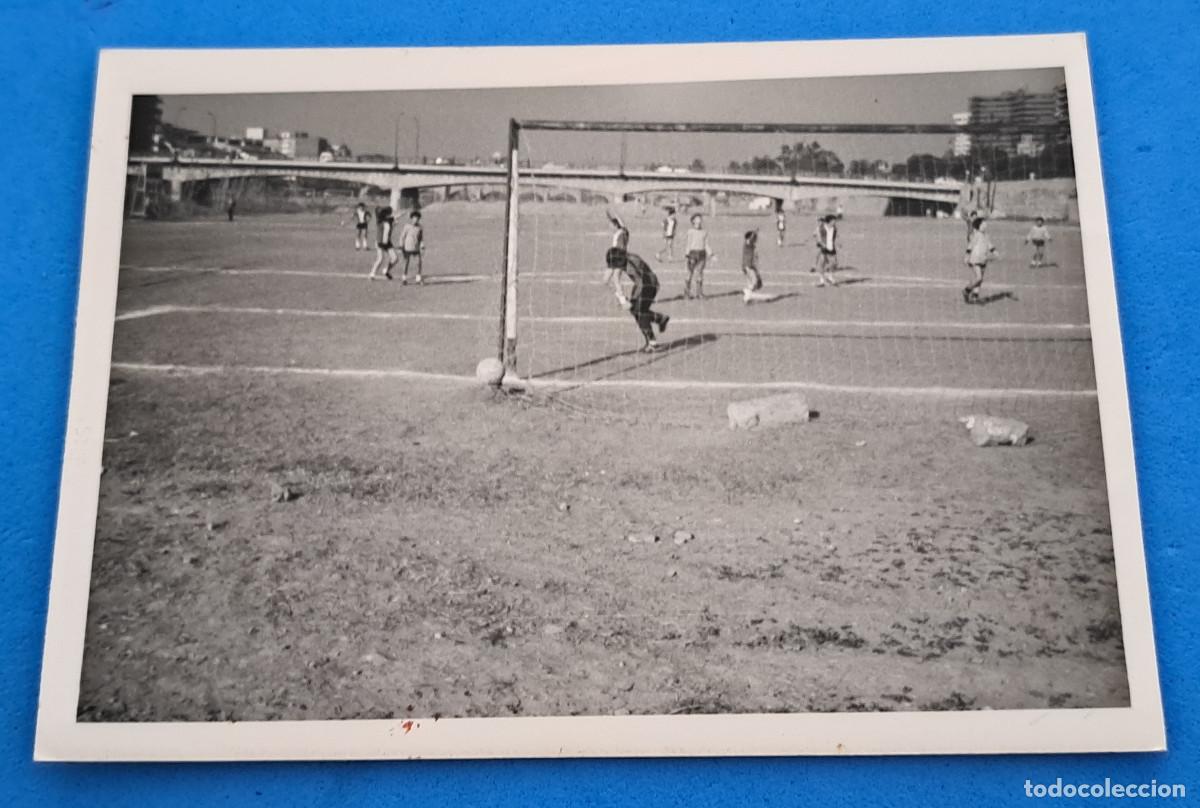 Coleccionismo deportivo: PARTIDO DE INFANTILES EN EL CAUCE SECO DEL RIO - A&Ntilde;OS 70