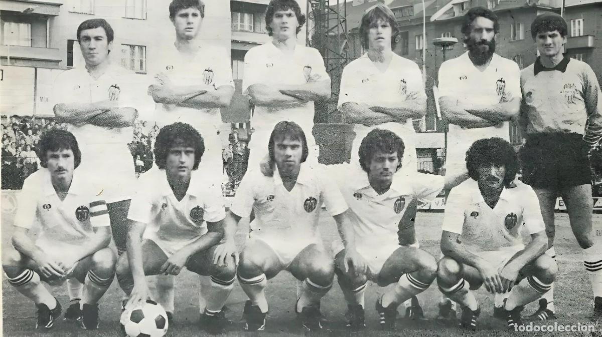 Coleccionismo deportivo: VALENCIA C.F. ALINEACI&Oacute;N PARTIDO COPA UEFA 1981-1982 EN VS BOHEMIANS. FOTO