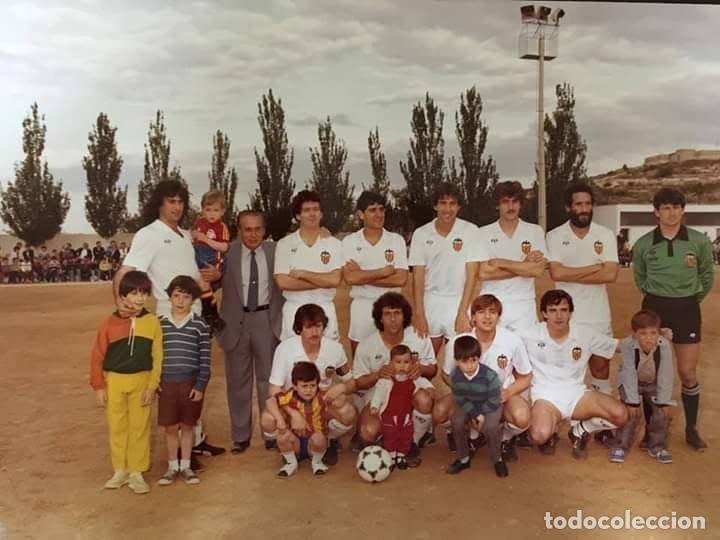Coleccionismo deportivo: VALENCIA C.F. ALINEACI&Oacute;N PARTIDO AMISTOSO 1984 EN EL MUNICIPAL VS EL RIBARROJA. FOTO