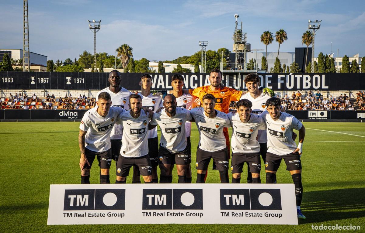 Coleccionismo deportivo: VALENCIA C.F. ALINEACI&Oacute;N PARTIDO AMISTOSO 2026 EN LA CIUDAD DEPORTIVA PATERNA VS EL CASTELL&Oacute;N. FOTO