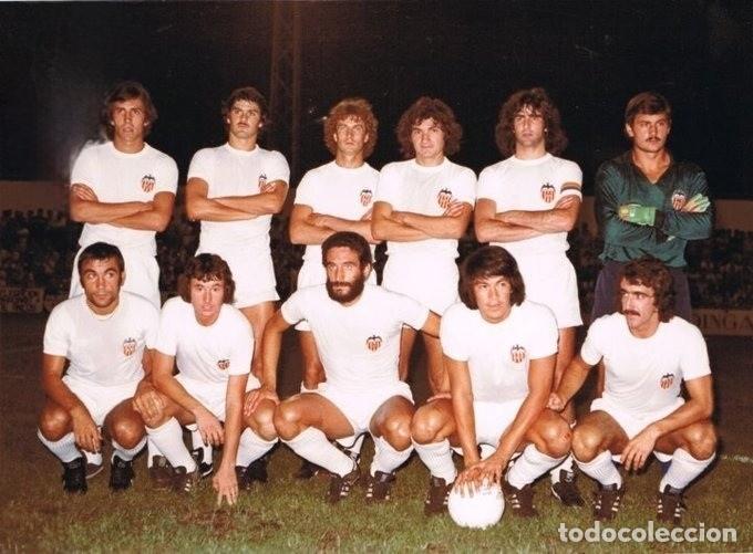 Coleccionismo deportivo: VALENCIA C.F. ALINEACI&Oacute;N PARTIDO AMISTOSO 1978 EN EL GUILLERMO OLAG&Uuml;E VS EL GAND&Iacute;A. FOTO