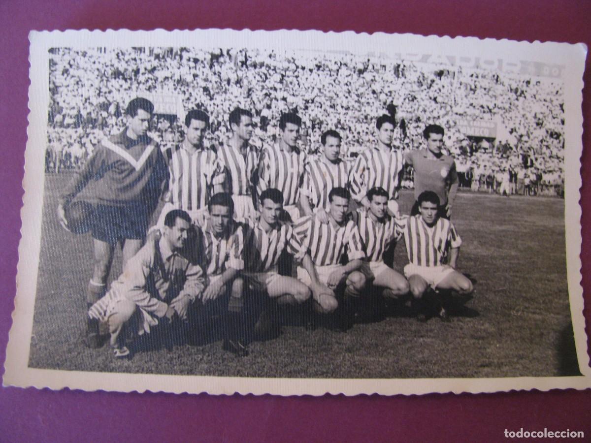 Coleccionismo deportivo: FOTO DEL EQUIPO REAL BETIS BALOMPI&Eacute;. 18 MAYO 1958. BETIS - LEVANTE. ESTADIO HELIOPOLIS. 13,5X8,5 CM