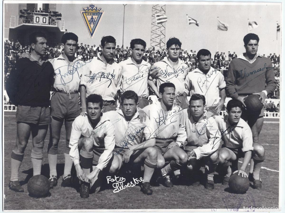 Coleccionismo deportivo: Fotograf&iacute;a original de C&aacute;diz C.F - Firma de jugadores - Fotos Silvestre (1959-60)