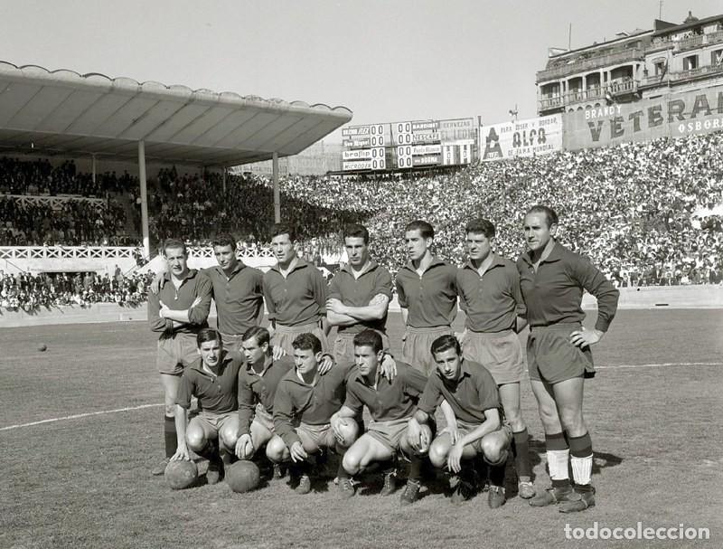 Coleccionismo deportivo: AT. OSASUNA. ALINEACI&Oacute;N PARTIDO DE LIGA 1958-1959 EN ATOCHA VS R. SOCIEDAD. FOTO