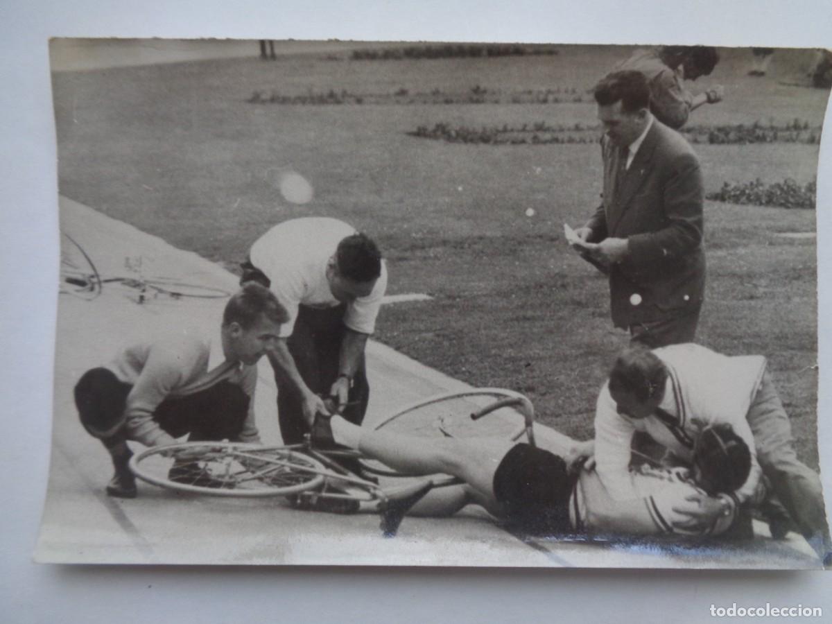 Coleccionismo deportivo: CICLISMO: FOTO ACCIDENTE DE DAVID HANDLEY EN CAMPEONATOS MUNDIALES 1956. DE TORREMOCHA