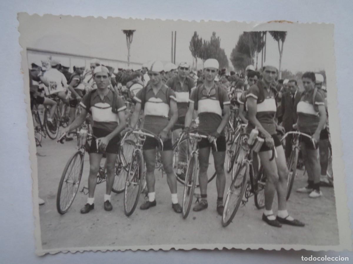 Coleccionismo deportivo: CICLISMO : FOTO DE CICLISTAS CON SUS BICICLETAS , 1943
