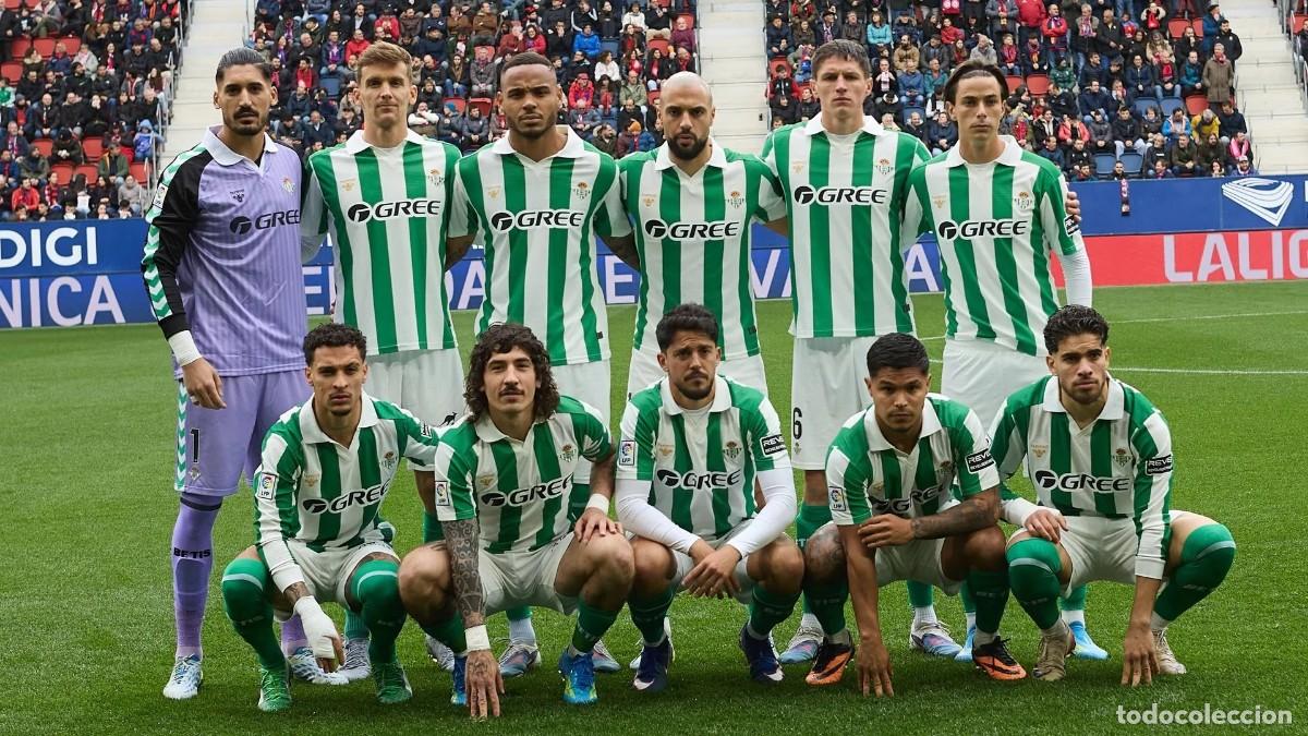 Coleccionismo deportivo: R. BETIS B. ALINEACI&Oacute;N PARTIDO DE LIGA 2025-2026 EN EL SADAR VS OSASUNA. FOTO