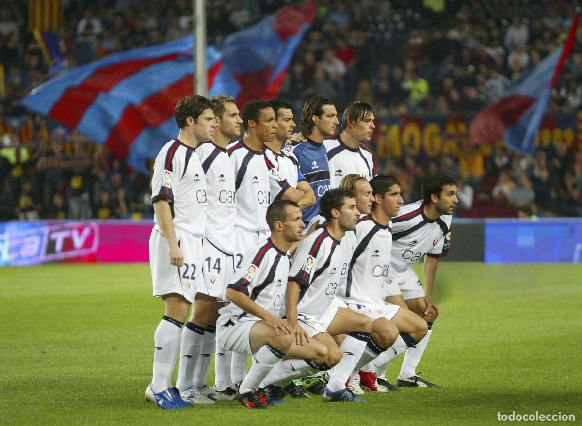 Coleccionismo deportivo: AT. OSASUNA. ALINEACI&Oacute;N PARTIDO DE LIGA 2005-2006 EN EL CAMP NOU VS EL BARCELONA. FOTO