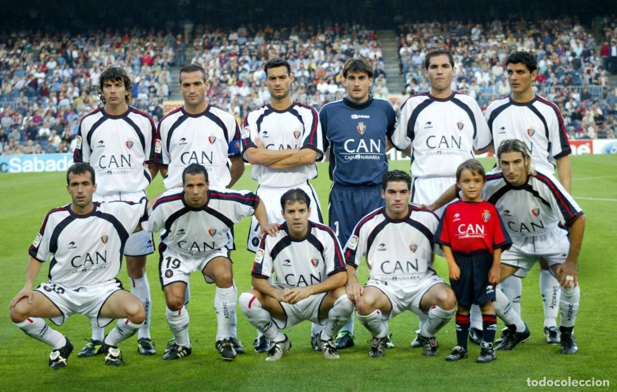 Coleccionismo deportivo: AT. OSASUNA. ALINEACI&Oacute;N PARTIDO DE LIGA 2002-2003 EN EL CAMP NOU VS EL BARCELONA. FOTO