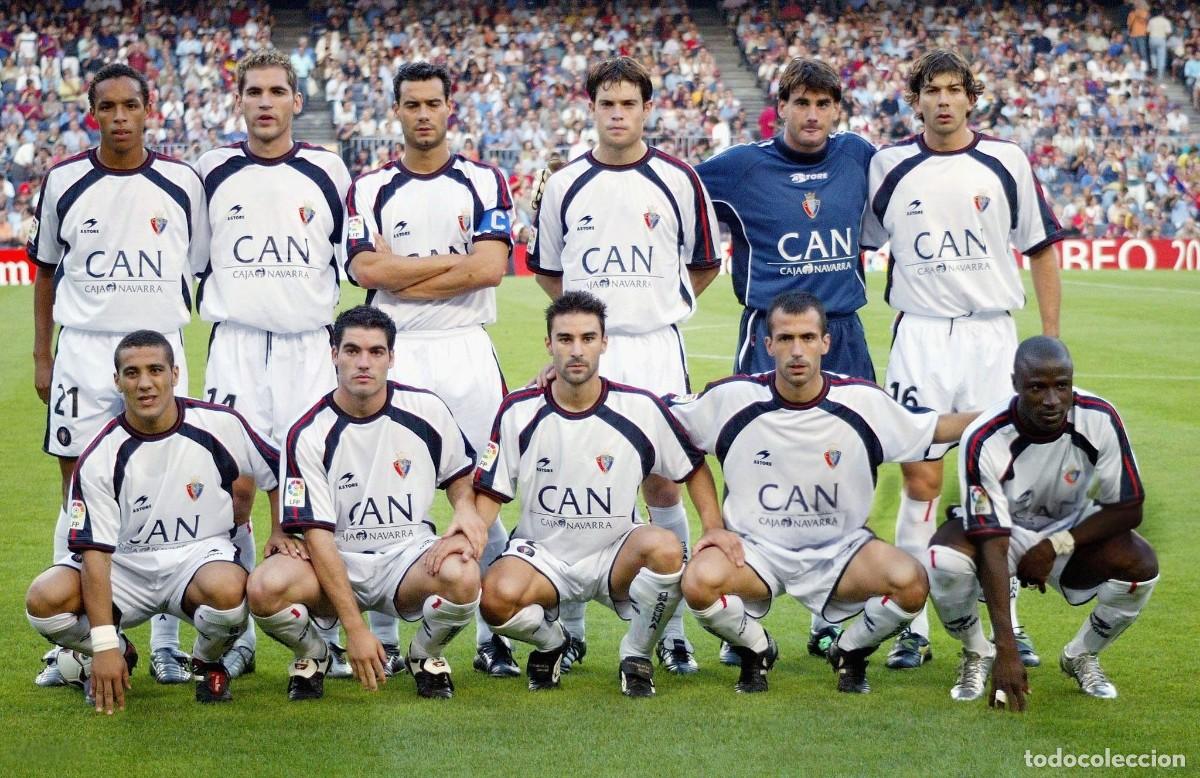 Coleccionismo deportivo: AT. OSASUNA. ALINEACI&Oacute;N PARTIDO DE LIGA 2003-2004 EN EL CAMP NOU VS EL BARCELONA. FOTO