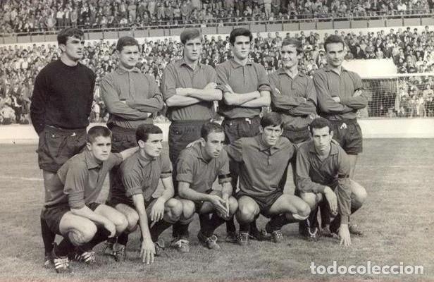 Coleccionismo deportivo: AT. OSASUNA. ALINEACI&Oacute;N PARTIDO DE LIGA 1967-1968 EN EL SADAR VS S. GIJ&Oacute;N. FOTO