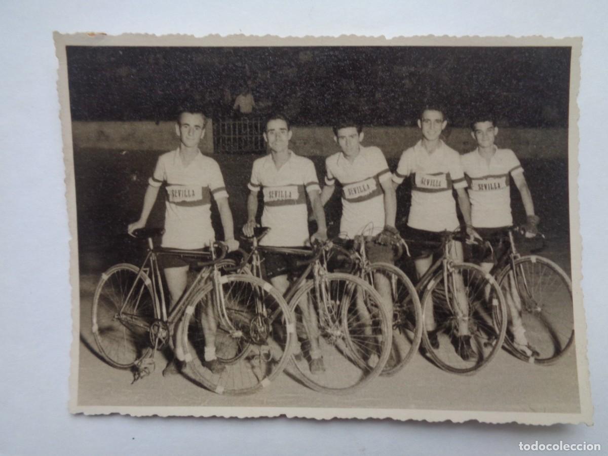 Coleccionismo deportivo: CICLISMO : FOTO DE CICLISTAS DEL EQUIPO DE SEVILLA CON SUS BICICLETAS , A&Ntilde;OS 40