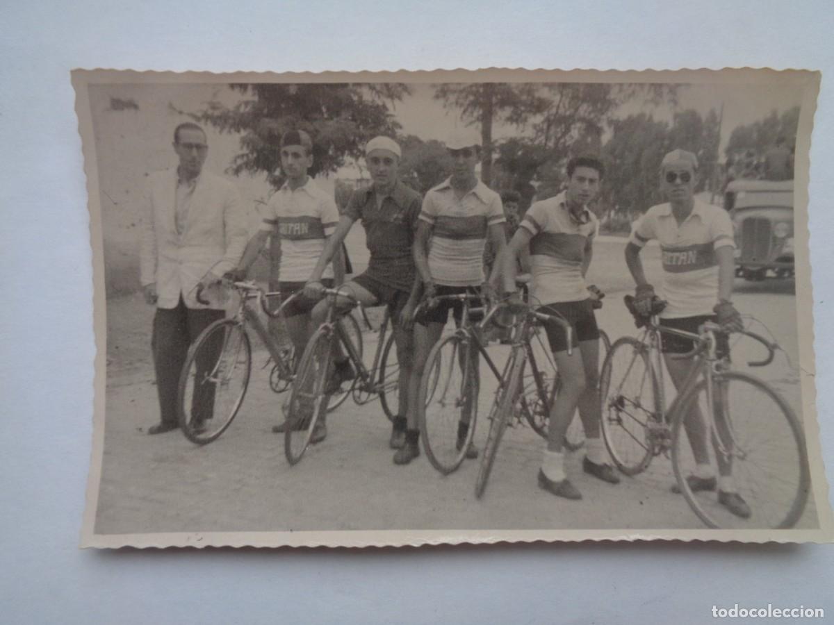 Coleccionismo deportivo: CICLISMO : FOTO DE CICLISTAS POSANDO CON SUS BICICLETAS, A&Ntilde;OS 40