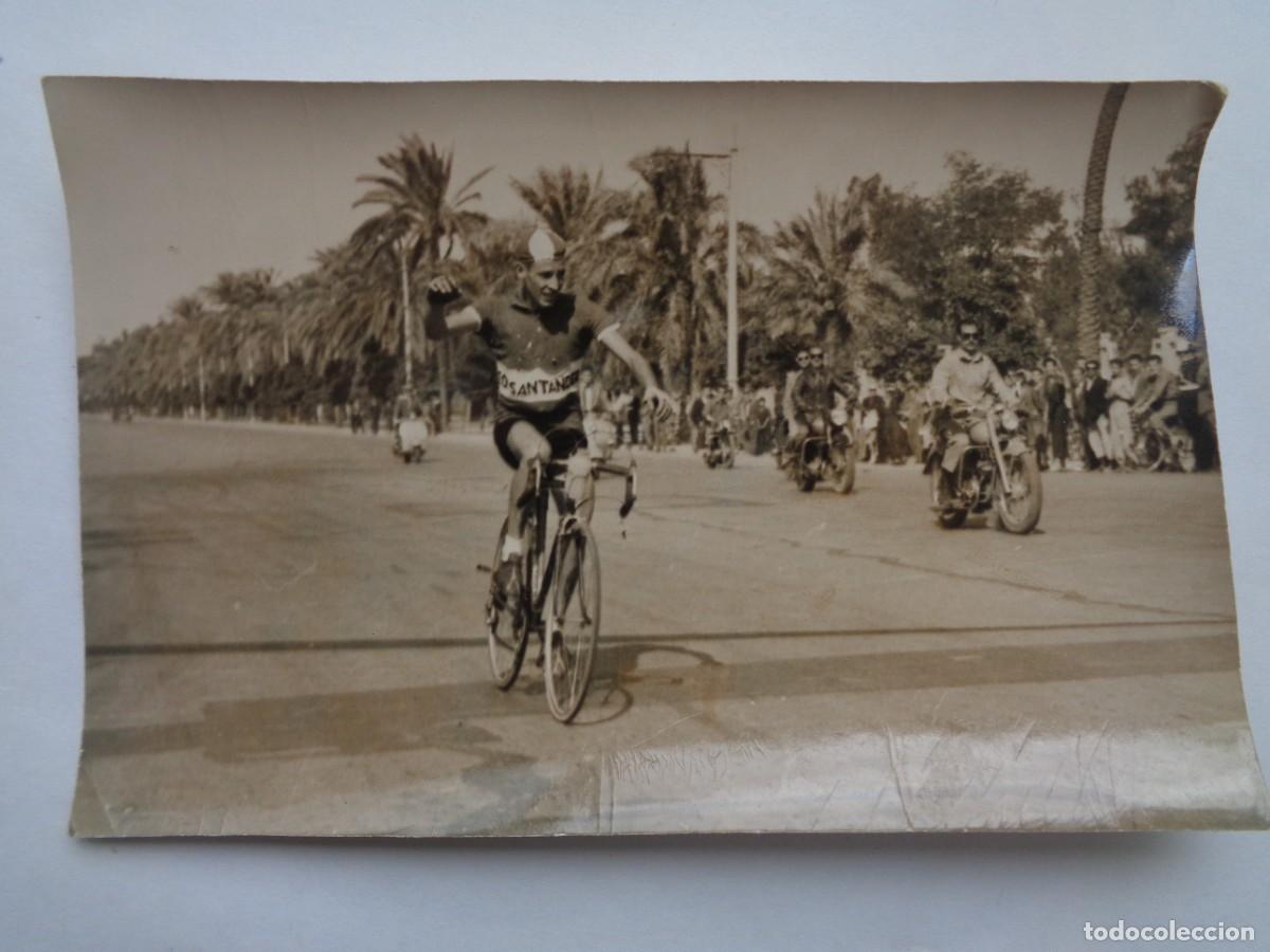 Collectionnisme sportif: CICLISMO : FOTO CICLISTA DEL EQUIPO DEL BANCO DE SANTANDER EN CARRERA . DE GELAN, SEVILLA