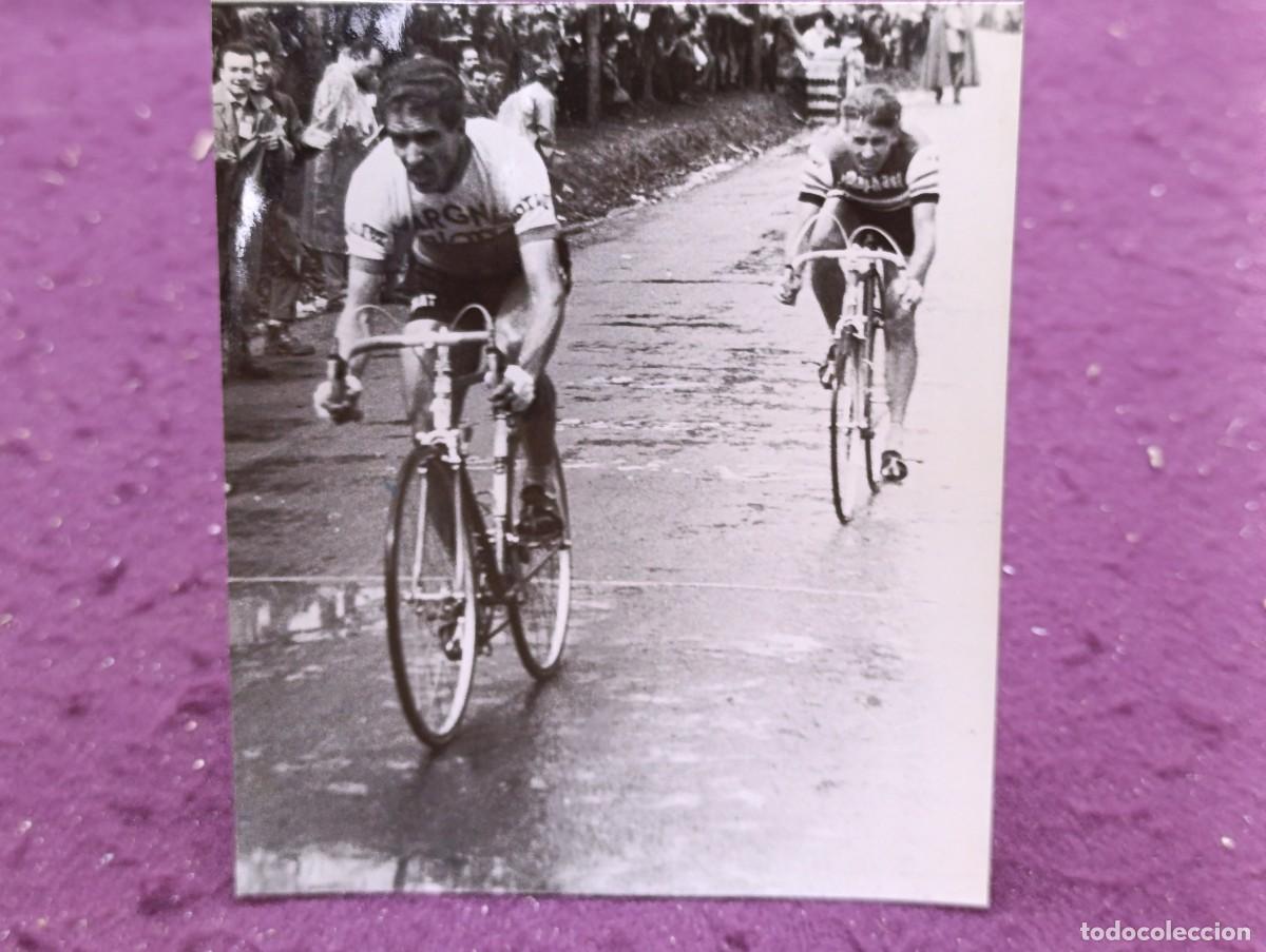 Sammelleidenschaft Sport: 1963, Antigua Fotograf&iacute;a de archivo, b/n, Subida a Arrate, Bahamontes llegando a la meta