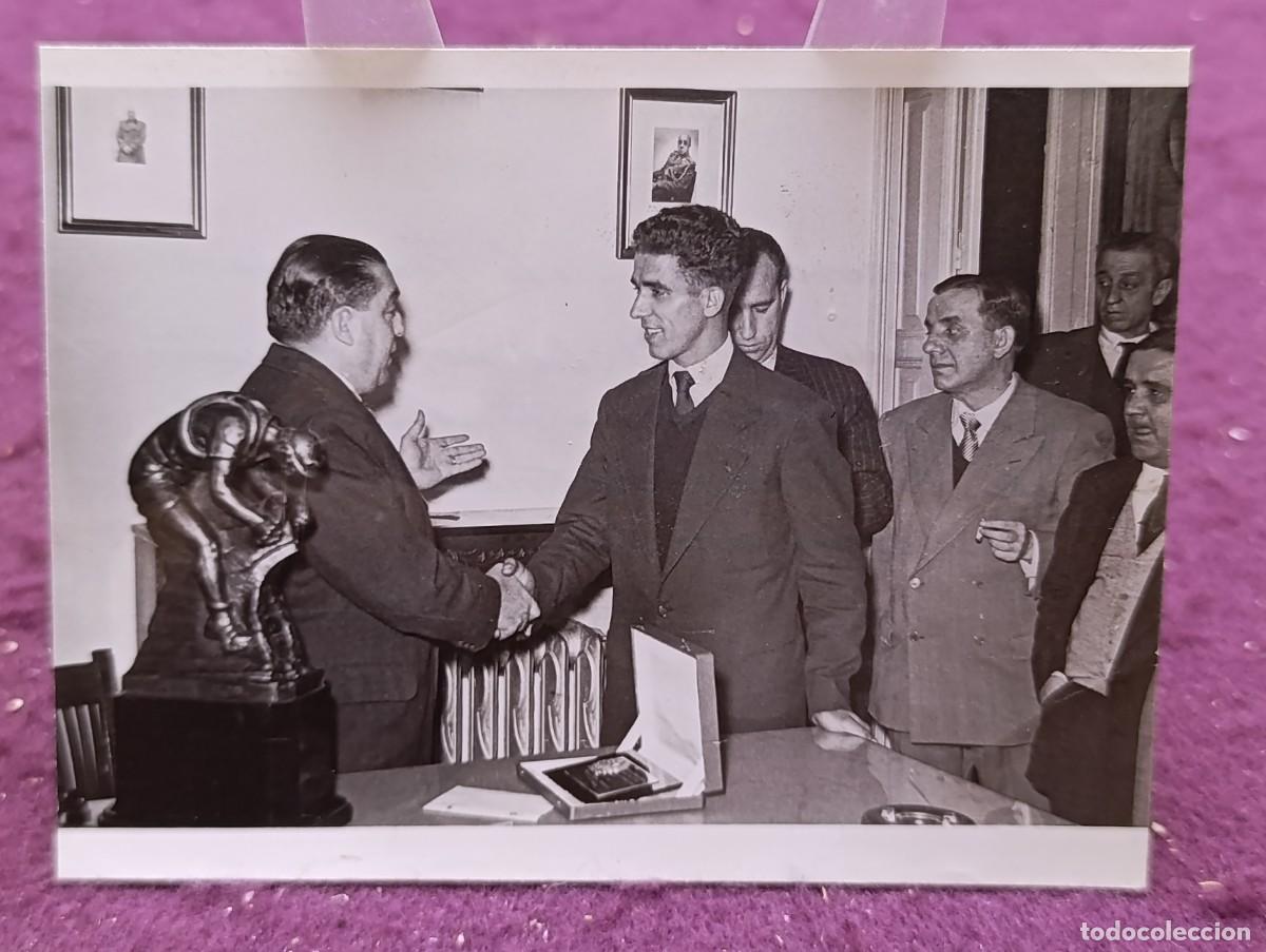 Sammelleidenschaft Sport: 1955, Antigua Fotograf&iacute;a de archivo, b/n, Bahamontes, Trofeo al mejor corredor
