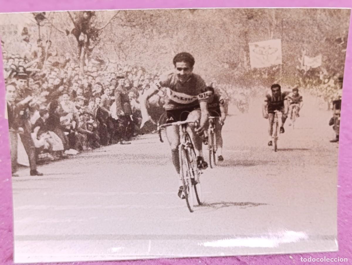Collezionismo sportivo: 1960, Antigua Fotograf&iacute;a de archivo, b/n, Bahamontes, subida a Arrate, entrando en la meta