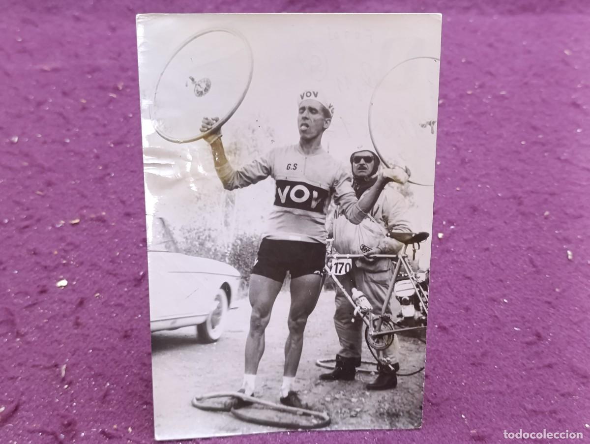 Sammelleidenschaft Sport: 1961, Antigua Fotograf&iacute;a de archivo, b/n, Bahamontes, pide ayuda con una rueda en cada mano