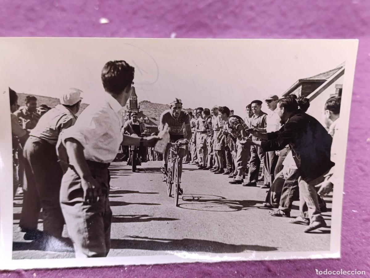 Sammelleidenschaft Sport: 1954, Antigua Fotograf&iacute;a de archivo, b/n, Bahamontes, coronando Guadarrama