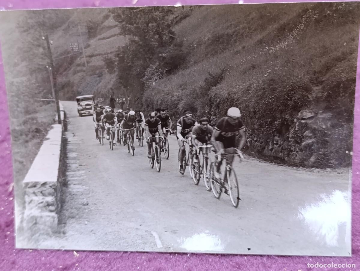 Collezionismo sportivo: 1935, Antigua Fotograf&iacute;a de archivo, b/n, Luciano Montero, a la cabeza del pelot&oacute;n, Prueba Legazpia