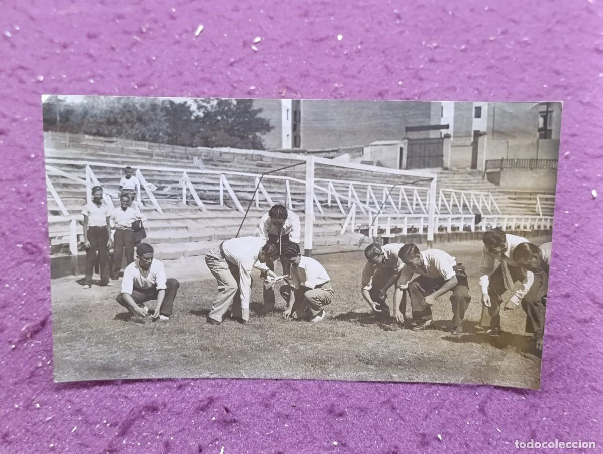 Coleccionismo deportivo: 1934, Antigua fotograf&iacute;a de F&uacute;tbol, de Archivo, entrenador con jugadores &rdquo;quitando chinas&rdquo;, Cr&oacute;nica