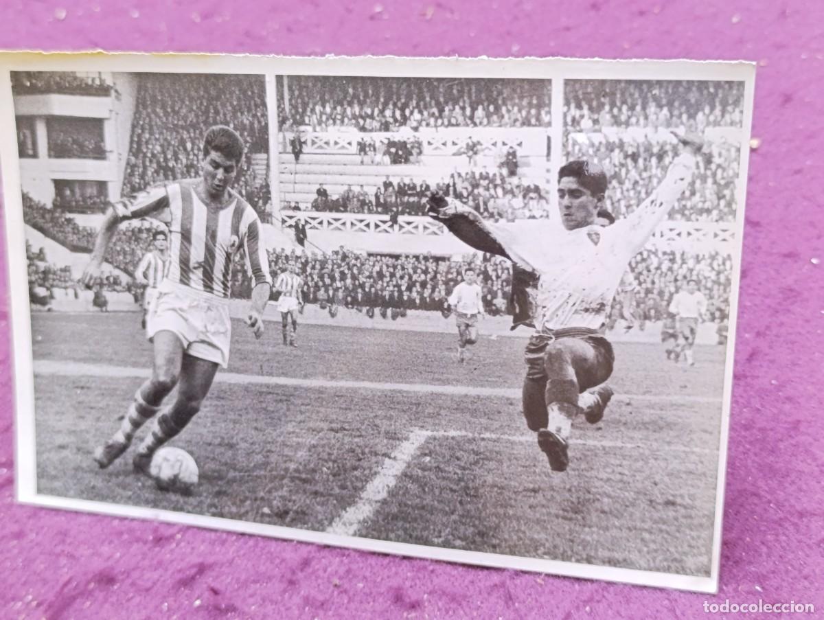 Coleccionismo deportivo: 1962, Antigua fotograf&iacute;a de F&uacute;tbol, de Archivo, Real Sociedad - Zaragoza, Villa en una jugada