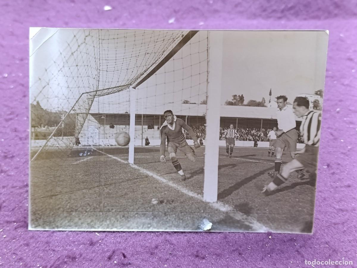 Coleccionismo deportivo: 1935, Antigua fotograf&iacute;a de F&uacute;tbol, de Archivo, Gol de Elicegui, Atletic, sellos al dorso