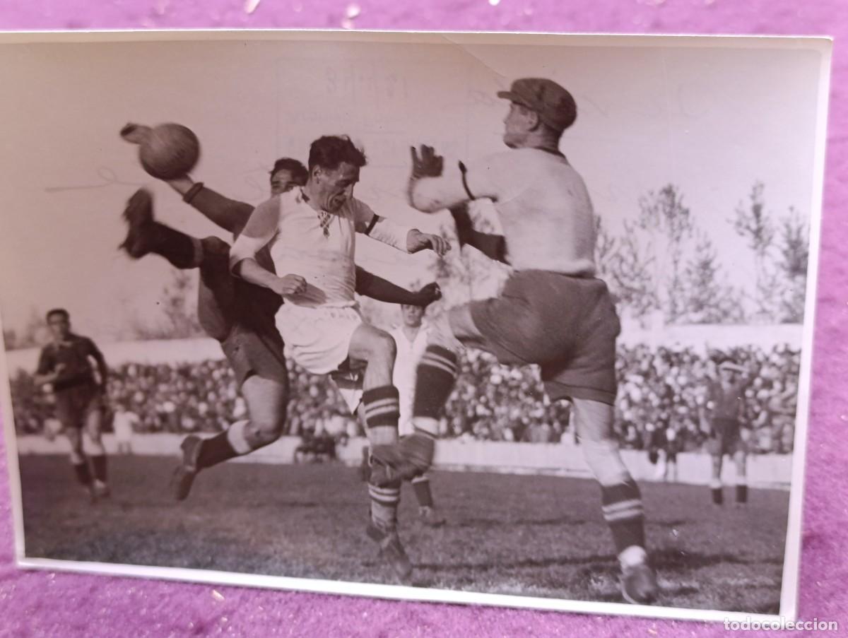 Coleccionismo deportivo: 1955, Antigua fotograf&iacute;a de F&uacute;tbol, de Archivo, Madrid - Sevilla, remate de Campanal, con sellos