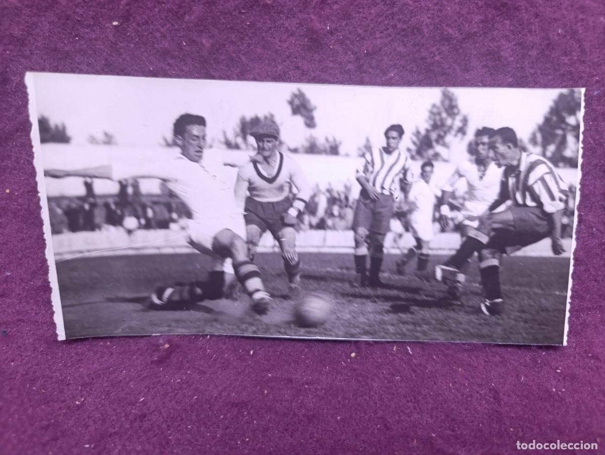 Coleccionismo deportivo: 1935, Antigua fotograf&iacute;a de F&uacute;tbol, de Archivo, &iquest;Curvado?, con sellos al dorso