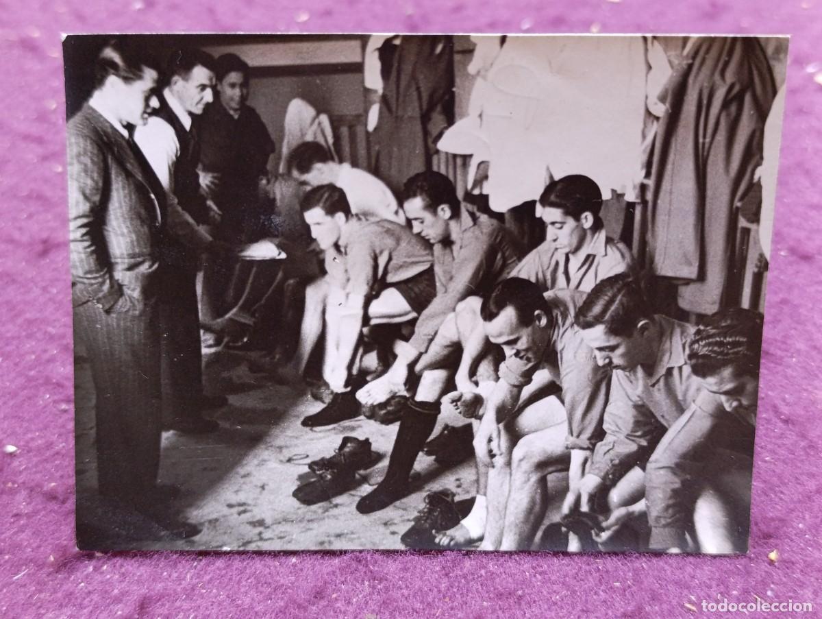 Coleccionismo deportivo: 1939, Antigua fotograf&iacute;a de F&uacute;tbol, de Archivo, Osasuna en Vestuario, con sellos al dorso