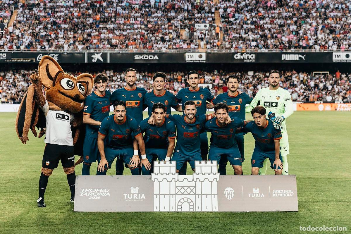 Coleccionismo deportivo: VALENCIA C.F. ALINEACI&Oacute;N TROFEO NARANJA 2026 EN MESTALLA VS NEWCASTLE U. FOTO