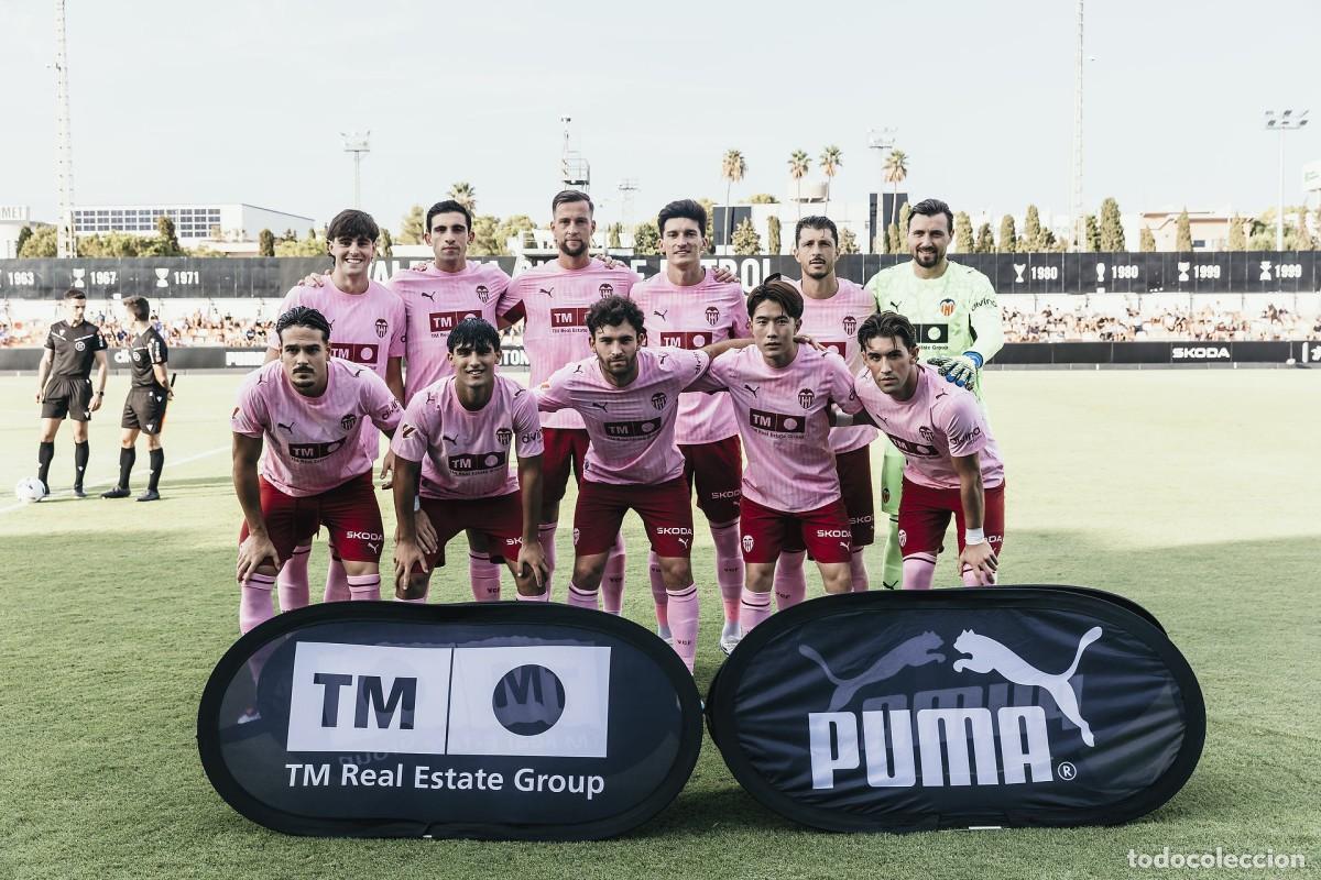 Coleccionismo deportivo: VALENCIA C.F. ALINEACI&Oacute;N PARTIDO AMISTOSO 2026 EN LA CIUDAD DEPORTIVA PATERNA VS EL H&Eacute;RCULES. FOTO