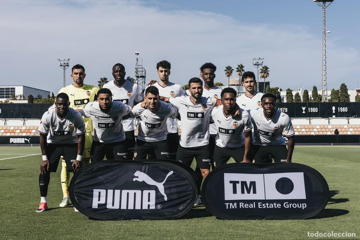 Coleccionismo deportivo: VALENCIA C.F. ALINEACI&Oacute;N PARTIDO AMISTOSO 2026 EN LA CIUDAD DEPORTIVA PATERNA VS EL TERUEL. FOTO