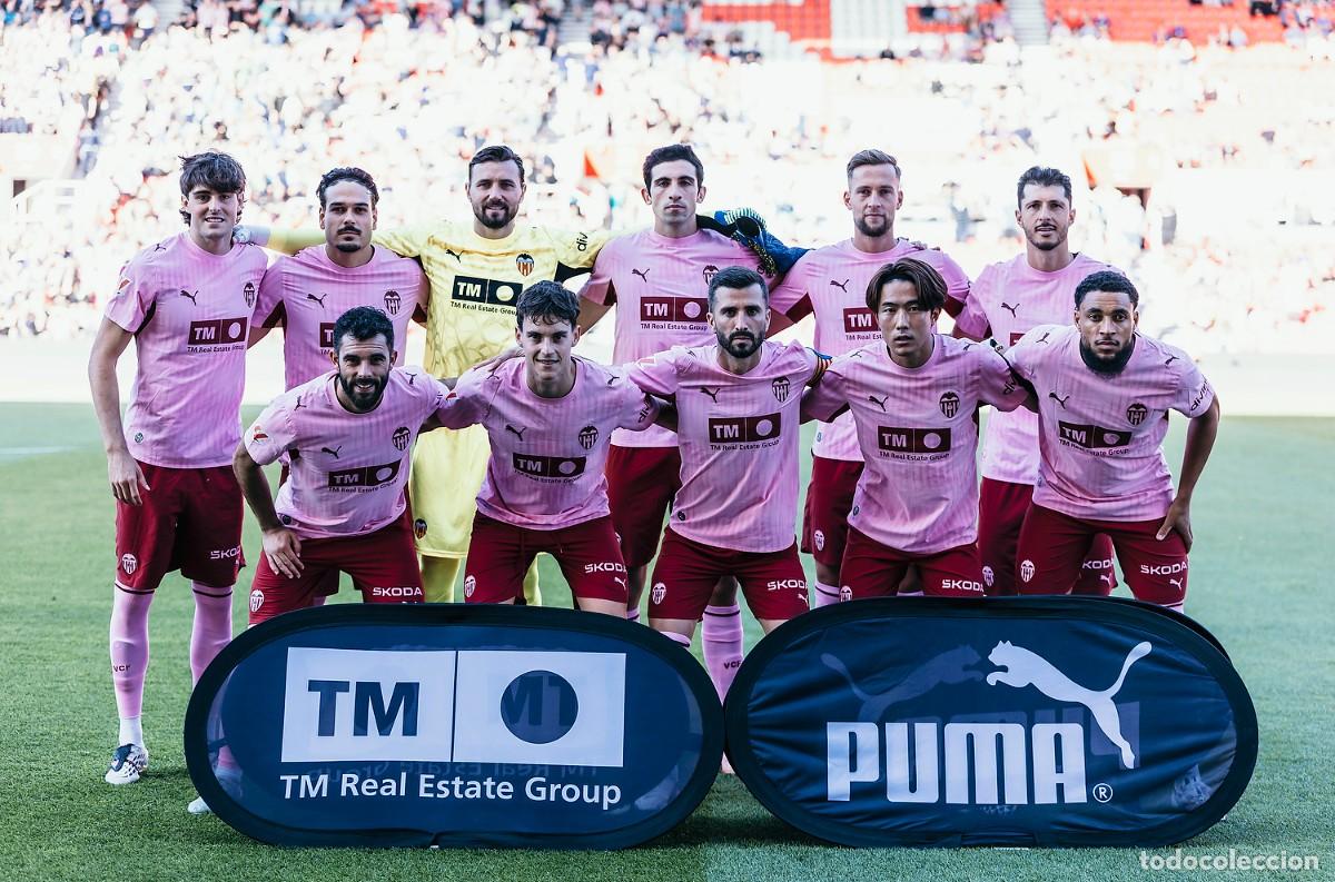 Coleccionismo deportivo: VALENCIA C.F. ALINEACI&Oacute;N PARTIDO AMISTOSO 2026 EN EL BRITANNIA STADIUM VS EL STOKE CITY. FOTO