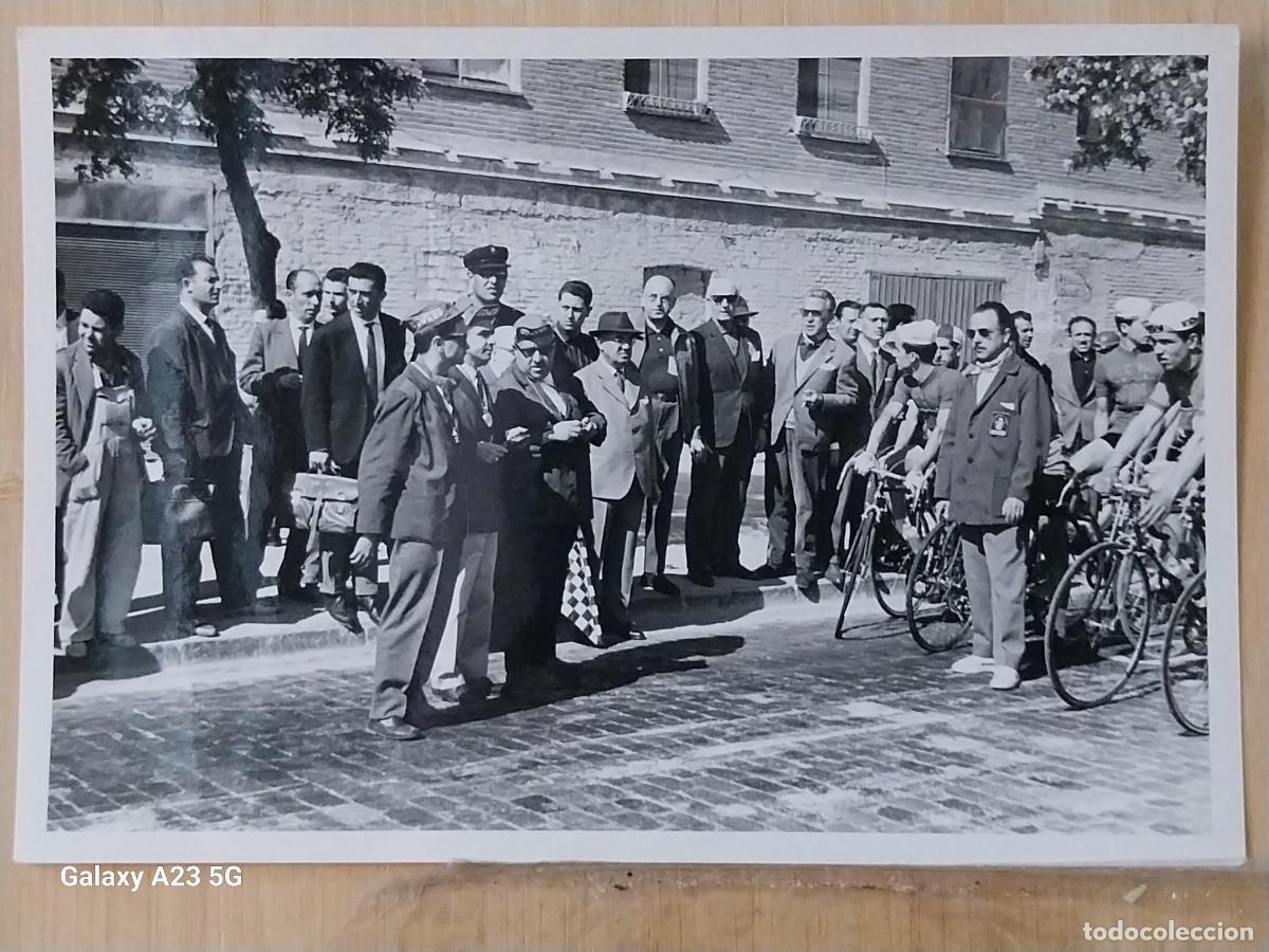 Coleccionismo deportivo: CICLISMO CARRERA A&Ntilde;OS 60 CICLISTAS JUECES PUBLICO FOTO 16.5X11.3 CMS ORIGINAL EPOCA