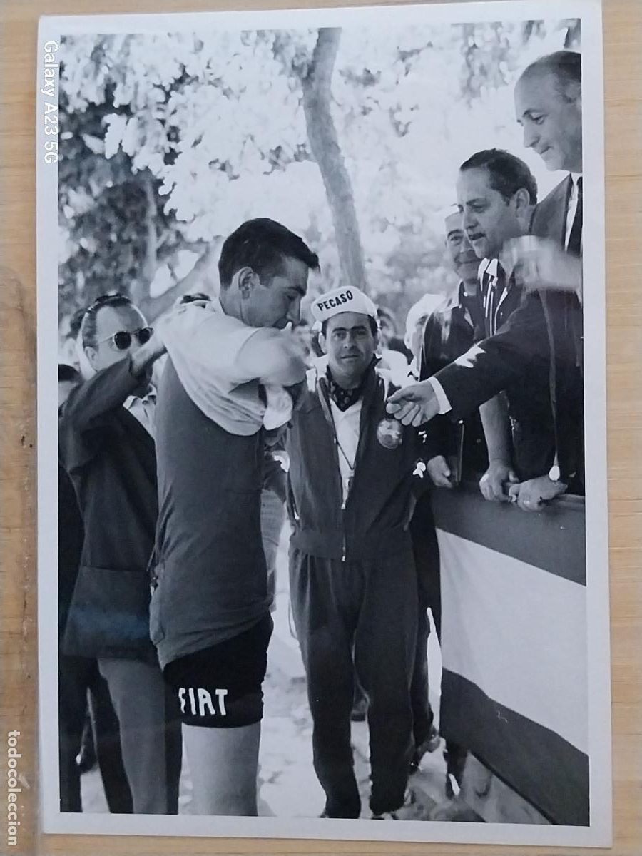 Coleccionismo deportivo: CICLISMO CARRERA A&Ntilde;OS 60 CICLISTA ENTREGA MALLOT FOTO 16.5X11.3 CMS ORIGINAL EPOCA GORRA PEGASO