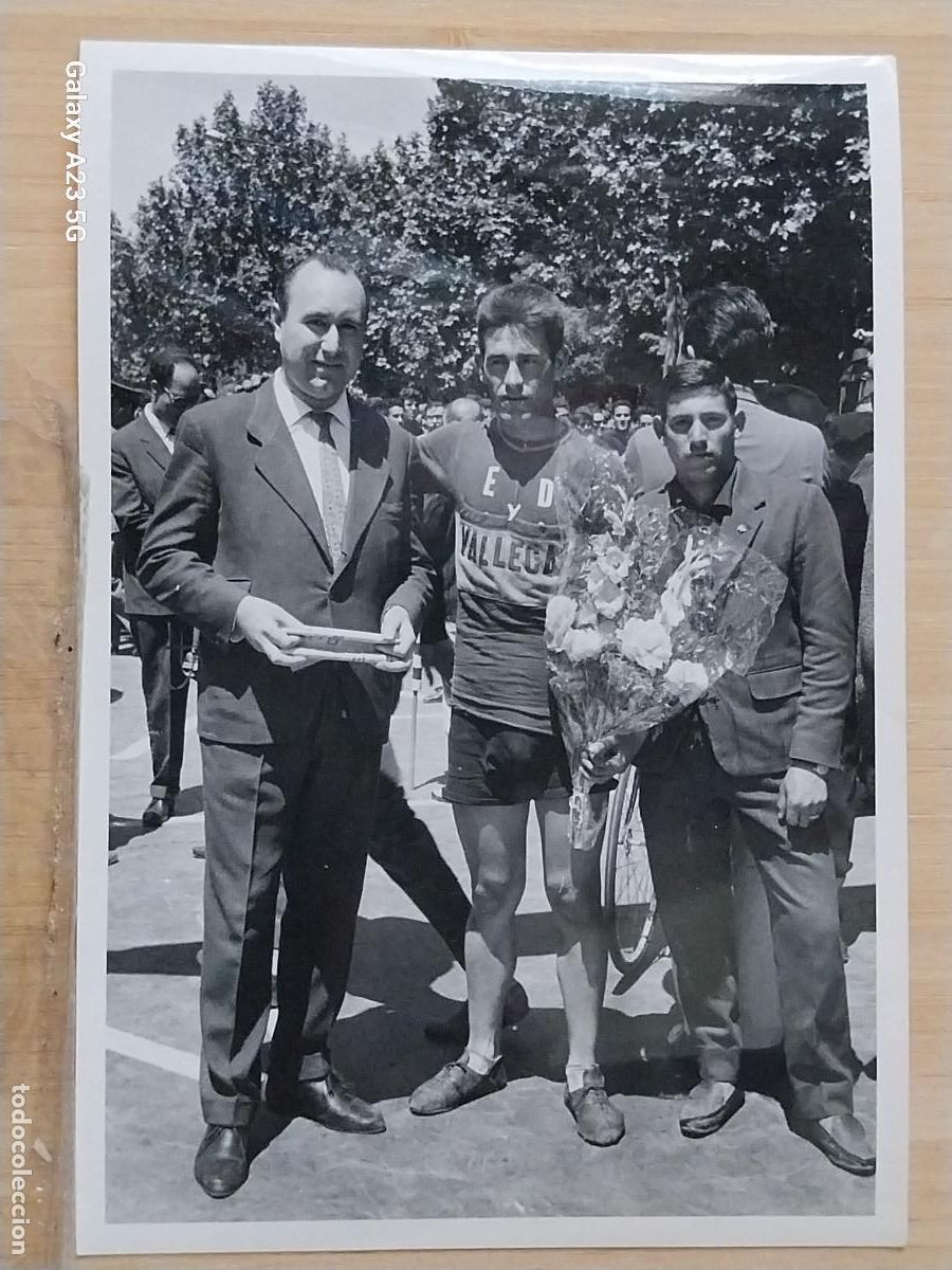 Coleccionismo deportivo: CICLISMO CARRERA A&Ntilde;OS 60 CICLISTA VALLECAS FLORES FOTO 16.5X11.3 CMS ORIGINAL EPOCA